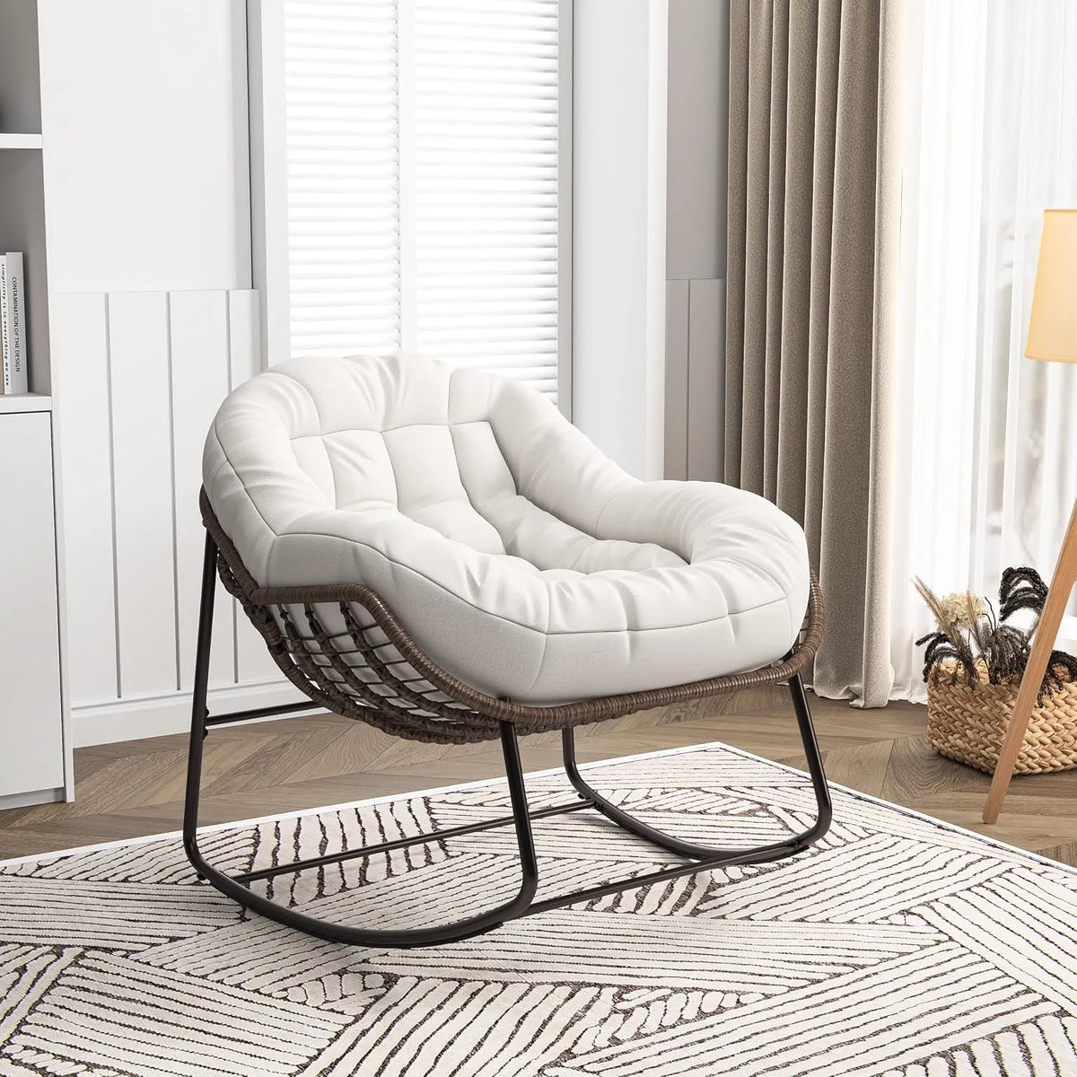 Fauteuil et chaise rembourrée à bascule — revêtement en tissu, en acier, résistant à l'eau, beige, en résine tressée