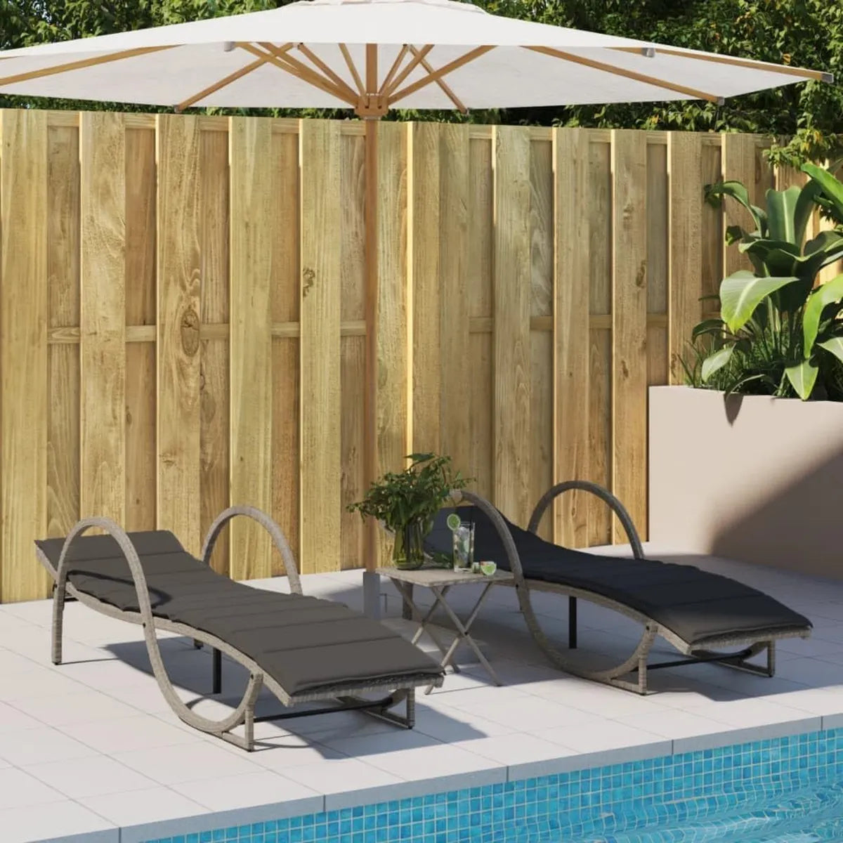 Lot de 2 chaises longues en résine tressée grise avec coussins, jardin et piscine