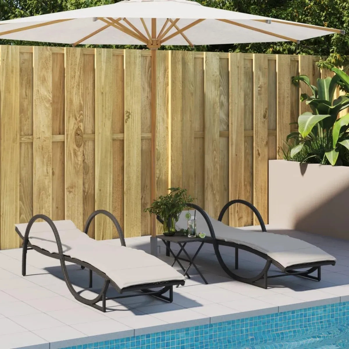 Chaises longues extérieures en rotin noir avec coussins - Lot de 2