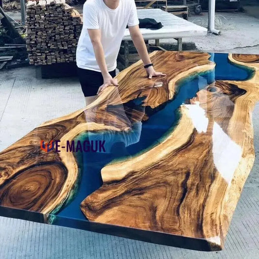 Table moderne en résine époxy pour salon, design artisanal avec pieds élégants (70 x 70 x 3 cm)